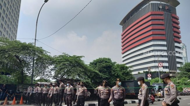 Aparat polisi berjaga di gedung KPK, Rabu (2/6/2021). (Suara.com/Arga)