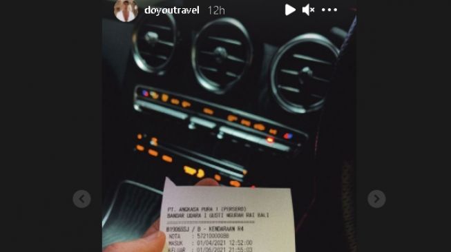 Pria bule tunjukkan tarif parkir mobil di bandara (instagram.com/@doyoutravel)