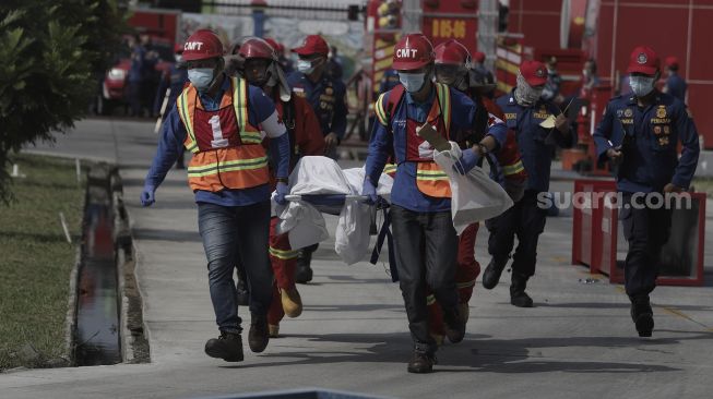 Peserta mengikuti simulasi penyelamatan saat kompetisi Fire Safety Challenge (FSC) antar Suku Dinas Pemadam Kebakaran di Kantor Dinas Penanggulangan Kebakaran dan Penyelamatan Pemprov DKI Jakarta, Gambir, Jakarta, Rabu (2/6/2021). [Suara.com/Angga Budhiyanto]