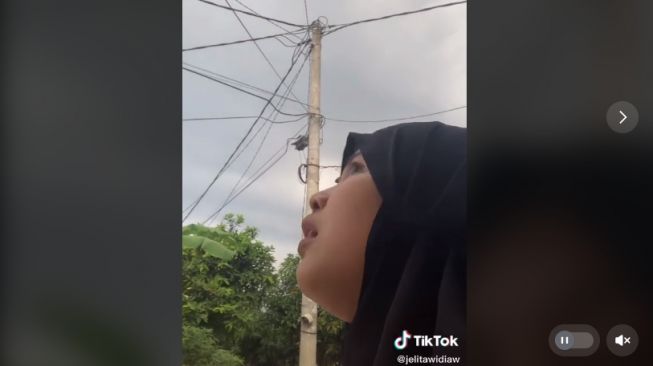 Alam Tak Merestui, Petir Menyambar Usai Cewek Ini Berdoa Minta Pacar