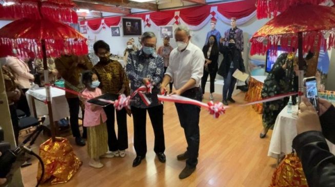 Duta Besar RI untuk Namibia Wisnu Edi Pratignyo membuka pameran UMKM Indonesia bertajuk "From Village to Global Market" yang digelar di Omba Gallery di kota Windhoek, Namibia, Afrika pada 28 Mei - 10 Juni 2021. [Handout-KBRI Windhoek]