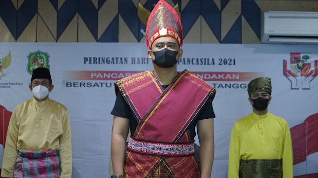 Kenakan Pakaian Adat Toba, Bobby Nasution Tunjukkan Keberanian Membawa Perubahan