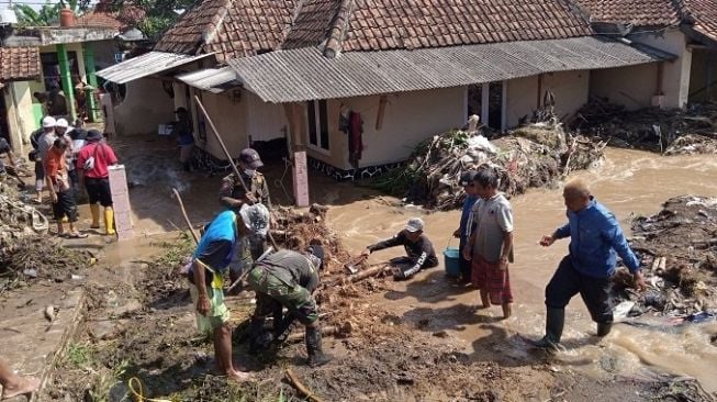 Tanggul Sungai Jebol, Ratusan Rumah di Bandung Terendam Banjir