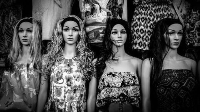 Trapped In The World of Mannequins