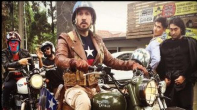 David Bayu NAIF saat menunggangi Royal Enfield (Instagram)