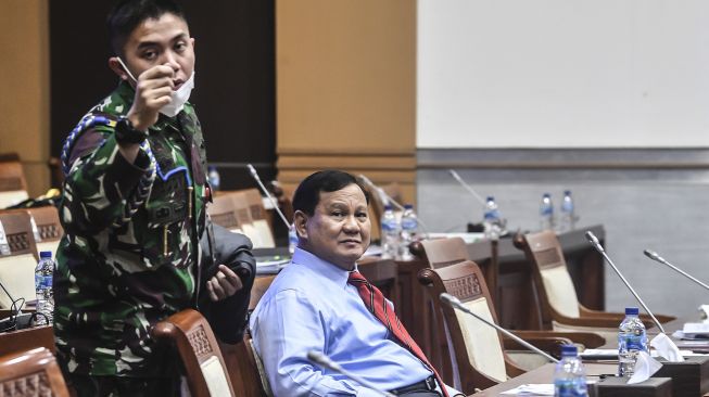 Menhan Prabowo Subianto bersiap mengikuti rapat kerja dengan Komisi I DPR di Kompleks Parlemen, Senayan, Jakarta, Rabu (2/6/2021). ANTARA FOTO/Muhammad Adimaja

