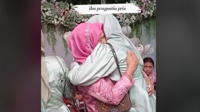 Hadiri Pernikahan Mantan, Viral Wanita Ini Malah Menangis Peluk Ibu Pengantin Pria