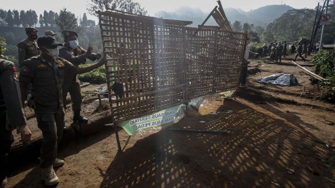 Petugas Satpol PP Kabupaten Bogor menertibkan Pedagang Kaki Lima (PKL) di Cisarua, Kabupaten Bogor, Jawa Barat, Rabu (2/6/2021). ANTARA FOTO/Yulius Satria Wijaya