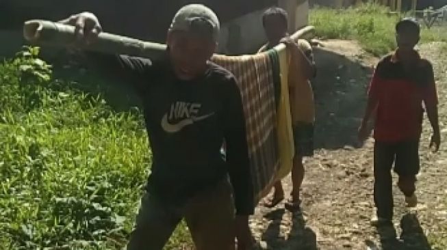 Kisah Pilu Ibu Melahirkan di Bojongmanik Lebak, Ditandu Karena Akses Jalan Tak Layak