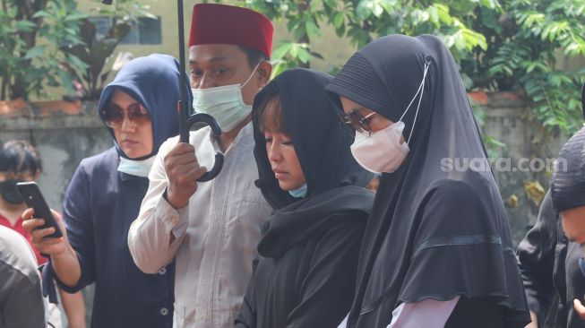 Komedian Mpok Alpa saat prosesi pemakaman sang Ayah di Tempat Pemakaman Khusus Keluarga, Jagakarsa, Jakarta Selatan, Kamis (3/6/2021). [Suara.com/Alfian Winanto]