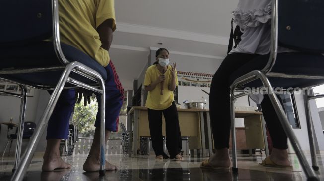 Orang dengan masalah kejiwaan (ODMK) bernyanyi di sela-sela mengikuti pelatihan tata boga di Panti Sosial Bina Insan Bangun Daya 2, Cipayung, Jakarta, Kamis (3/6/2021). [Suara.com/Angga Budhiyanto]