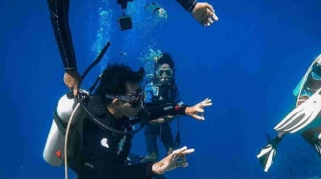 Ustadz Abdul Somad Menyelam Melihat Keindahan Bawah Laut Wakatobi