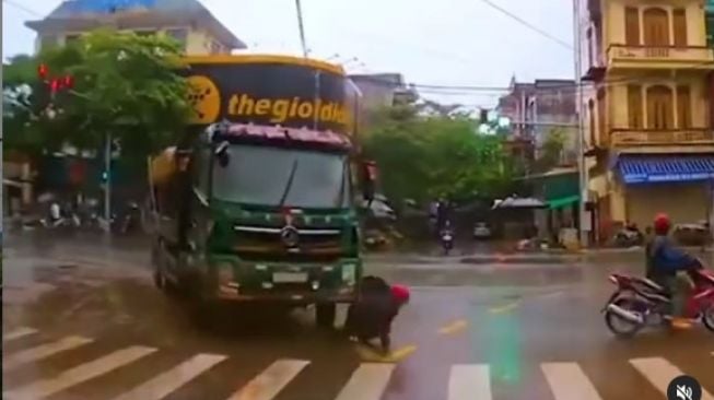 Menegangkan! Pemotor Jatuh di Depan Truk Nyaris Terlindas, 'Hampir Jadi Manusia Geprek'