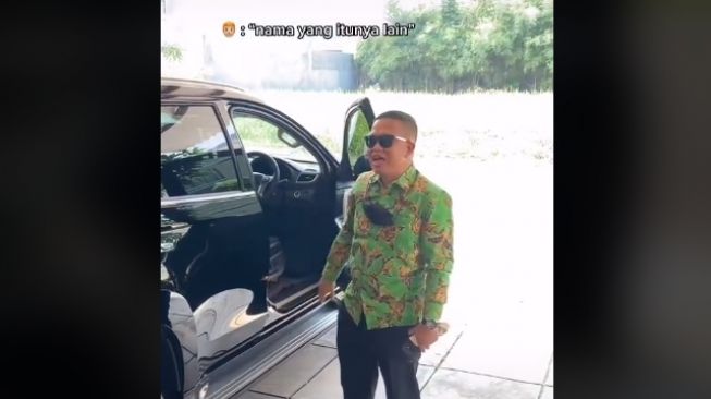 Bapak salah datangi lokasi kondangan (tiktok.com/@vinkaviolinist)