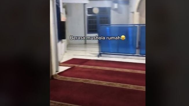 Cewek terkejut rumah menyatu dengan bangunan lain. (TikTok)