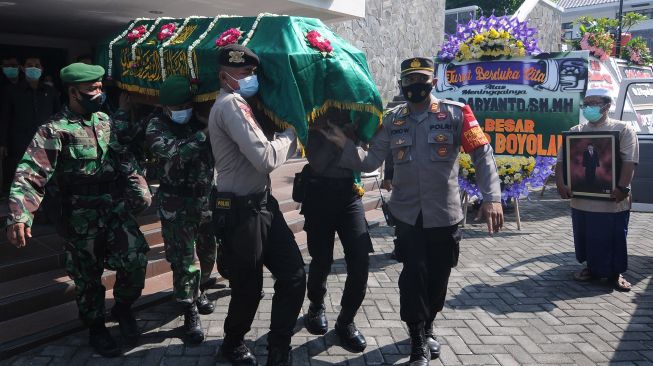 Petugas mengusung peti jenazah saat upacara pelepasan jenazah Ketua DPRD Boyolali S Paryanto di Kantor DPRD Boyolali, Jawa Tengah, Kamis (3/6/2021).  ANTARA FOTO/Aloysius Jarot Nugroho