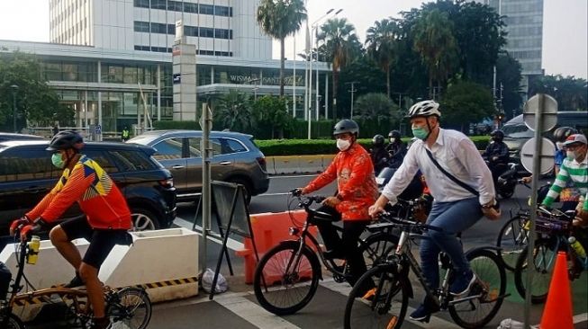 Peringati World Bike Day, Anies Sepedaan Bareng Dubes Belanda dan Denmark