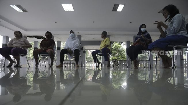 Sejumlah orang dengan masalah kejiwaan (ODMK) mengikuti pelatihan tata boga di Panti Sosial Bina Insan Bangun Daya 2, Cipayung, Jakarta, Kamis (3/6/2021). [Suara.com/Angga Budhiyanto]