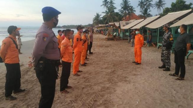 Ngebet Renang, Wisatawan Asal Cipondoh Tangerang Hilang Tergulung Ombak