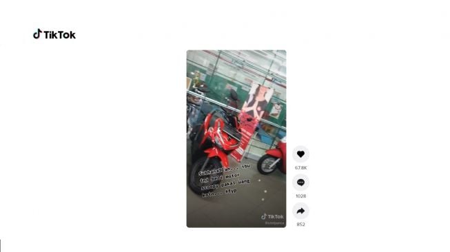 Beli sepeda motor pakai uang koin. [TikTok]