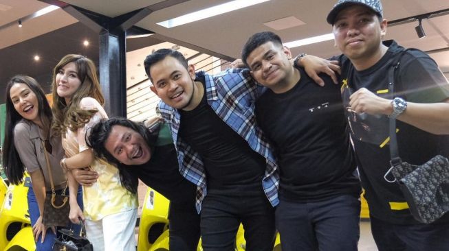 Keanu Agl, Fadil Jaidi, dan Dara Arafah besama pasangan Crazy Rich Malang: Gilang Widya Pramana dan Shandy Purnamasari. [Instagram]