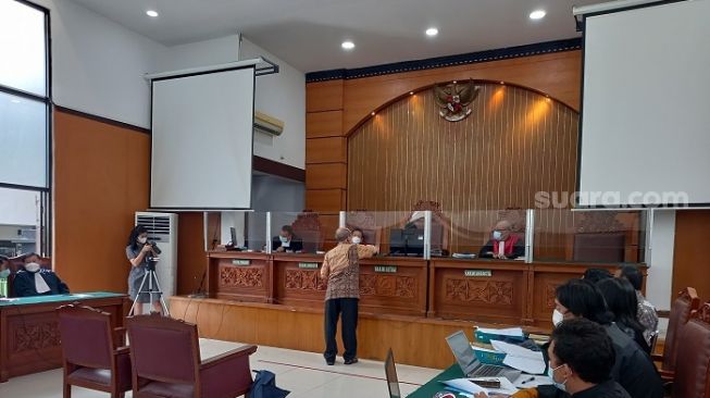 Hadirkan Faisal Basri, Kuasa Hukum Ingin Buktikan Cuitan Jumhur Hidayat Bukan Hoaks