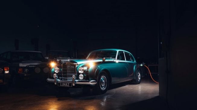 Lunaz menggarap konversi mobil listrik, mulai Bentley hingga Rolls-Royce. Simak salah satu produknya sedang melakukan recharging baterai [Autocar].