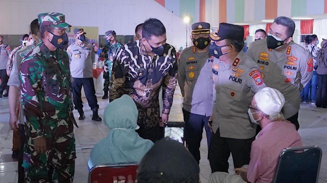 Wali Kota Medan Bobby Nasution meninjau vaksinasi massal yang digelar di eks Bandara Polonia, Medan. [Ist]