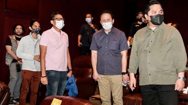 Menparekraf, Sandiaga Salahuddin Uno dalam kegiatan nonton bioskop. (Dok: Kemenparekraf)