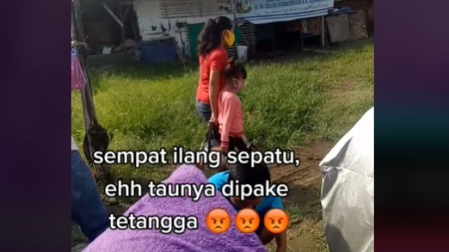 Jengkel Sepatu Mendadak Hilang, Wanita Auto Curiga Pas Lihat Tetangga Lewat