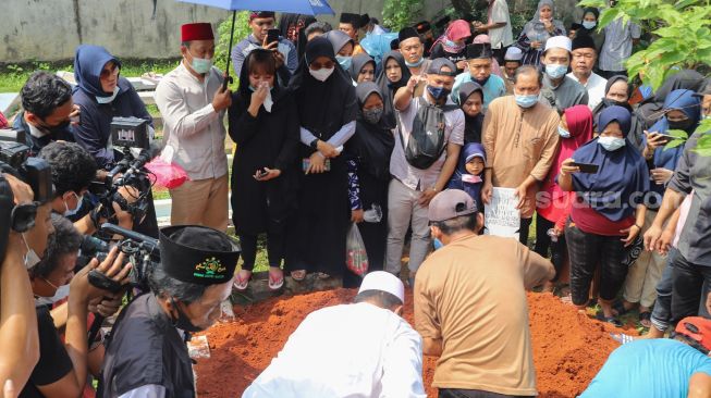 Komedian Mpok Alpa saat prosesi pemakaman sang Ayah di Tempat Pemakaman Khusus Keluarga, Jagakarsa, Jakarta Selatan, Kamis (3/6/2021). [Suara.com/Alfian Winanto]