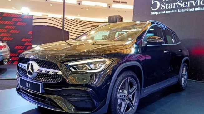 Mercedes-Benz GLA 200 AMG Line ditampilkan dalam ajang Star Drive yang digelar di Senayan City, Jakarta, Kamis (3/6/2021) (ANTARA/Fathur Rochman)