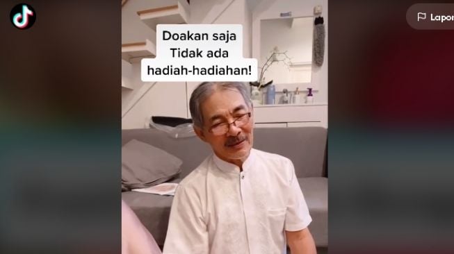 Respons orang tua saat ditawari hadiah oleh anak (tiktok.com/@fitropfitrop)