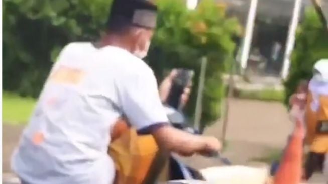 Viral pemotor video call sambil berkendara bikin pemobil terheran-heran (Instagram)