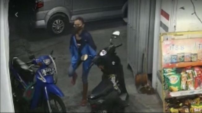 Pura-pura Garuk Kaki, Wanita Ini Ternyata Gasak HP di Dasbor Motor Warga