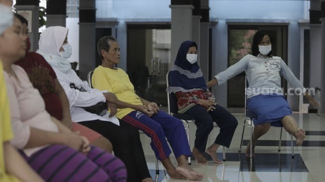 Sejumlah orang dengan masalah kejiwaan (ODMK) mengikuti pelatihan tata boga di Panti Sosial Bina Insan Bangun Daya 2, Cipayung, Jakarta, Kamis (3/6/2021). [Suara.com/Angga Budhiyanto]