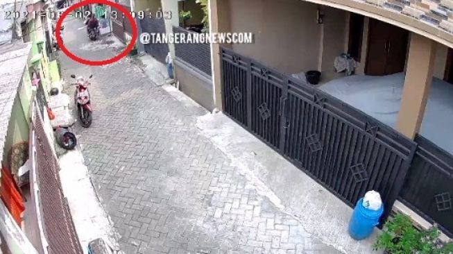 Tangkapan layar rekaman CCTV aksi jambret HP bocah. [Instagram]
