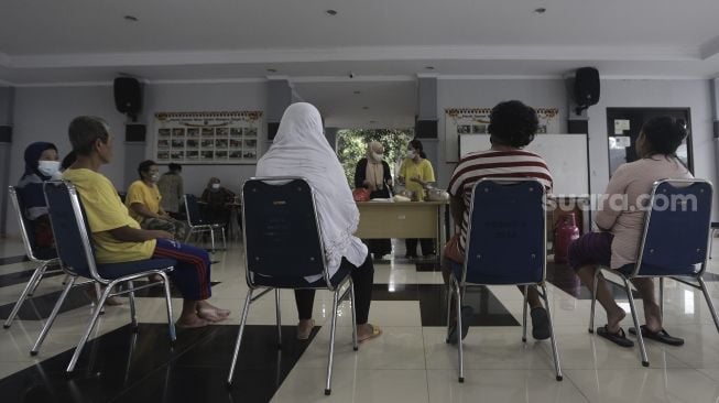 Sejumlah orang dengan masalah kejiwaan (ODMK) mengikuti pelatihan tata boga di Panti Sosial Bina Insan Bangun Daya 2, Cipayung, Jakarta, Kamis (3/6/2021). [Suara.com/Angga Budhiyanto]