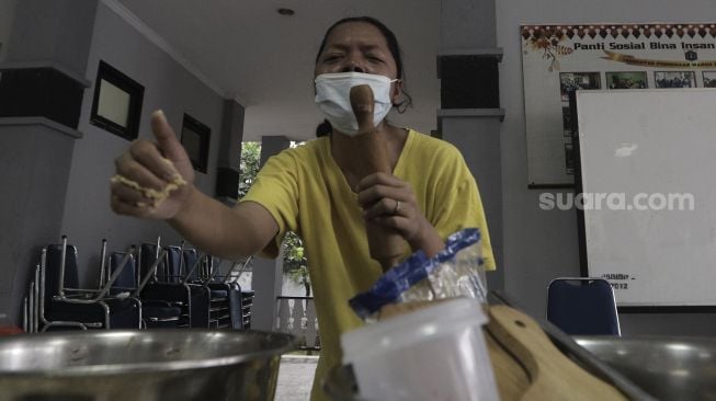 Orang dengan masalah kejiwaan (ODMK) bernyanyi di sela-sela mengikuti pelatihan tata boga di Panti Sosial Bina Insan Bangun Daya 2, Cipayung, Jakarta, Kamis (3/6/2021). [Suara.com/Angga Budhiyanto]