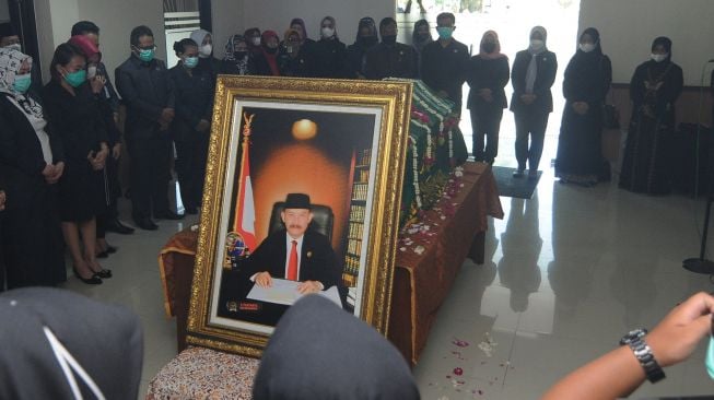 Sejumlah pegawai memberikan penghormatan terakhir dan berdoa saat upacara pelepasan jenazah Ketua DPRD Boyolali S Paryanto di Kantor DPRD Boyolali, Jawa Tengah, Kamis (3/6/2021).  ANTARA FOTO/Aloysius Jarot Nugroho