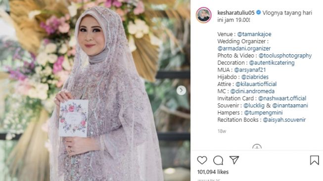 Gaya seleb pakai kebaya. [Instagram]