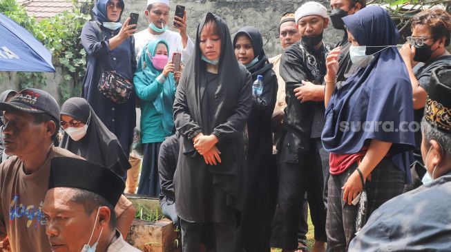 Komedian Mpok Alpa saat prosesi pemakaman sang Ayah di Tempat Pemakaman Khusus Keluarga, Jagakarsa, Jakarta Selatan, Kamis (3/6/2021). [Suara.com/Alfian Winanto]