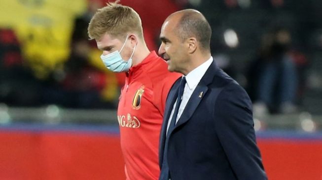 Pelatih Timnas Belgia, Roberto Martinez (kanan) bersama gelandang Kevin De Bruyne. [François WALSCHAERTS / AFP]