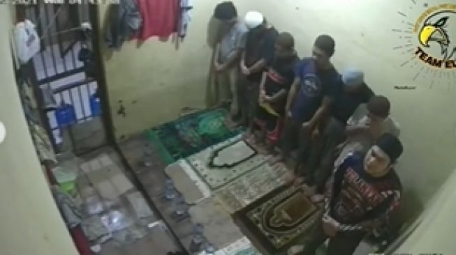 Viral Tahanan Salat Subuh Berjemaah di Dalam Sel, 'Fisik Terpenjara tapi Iman Tidak'