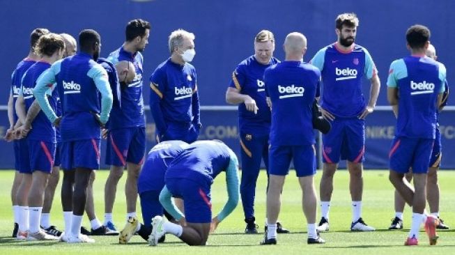 Pelatih Barcelona Ronald Koeman memimpin latihan di Joan Gamper pada 21 Mei 2021. [AFP]