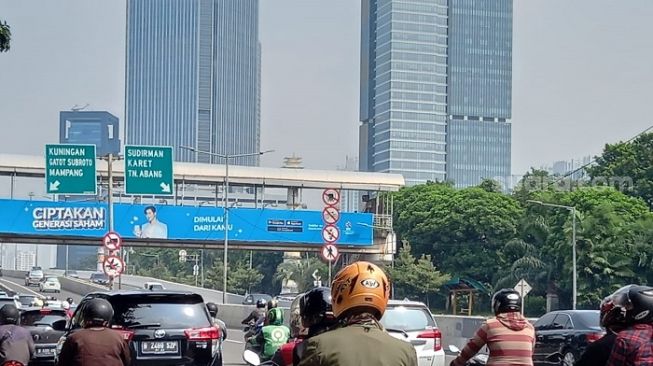 Penampakan sejumlah pemotor yang nekat melintas di JLNT Casablanca, Jaksel. (Suara.com/Arga)