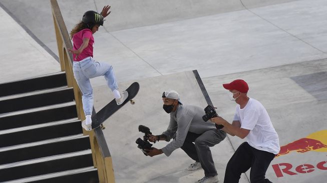 Pemain skateboard asal Brasil, Rayssa Leal berlaga saat Kejuaraan Dunia Skateboard Jalanan di Foro Italico, Roma, pada (3/6/2021). [Tiziana FABI / AFP]