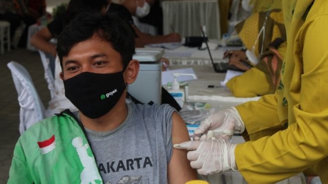 Vaksinasi bagi ojek online (ojol) atau daring di Bandarlampung [Gojek Lampung via ANTARA].