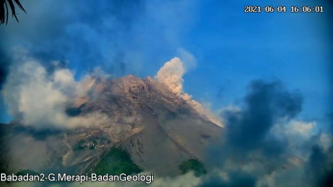 Gunung Merapi Kembali Muntahkan Lava Sejauh 1,5 Kilometer ke Arah Barat Daya