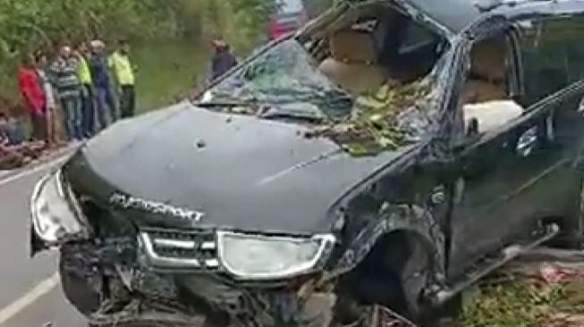 Detik-detik Pajero Sport Terjun ke Danau Toba